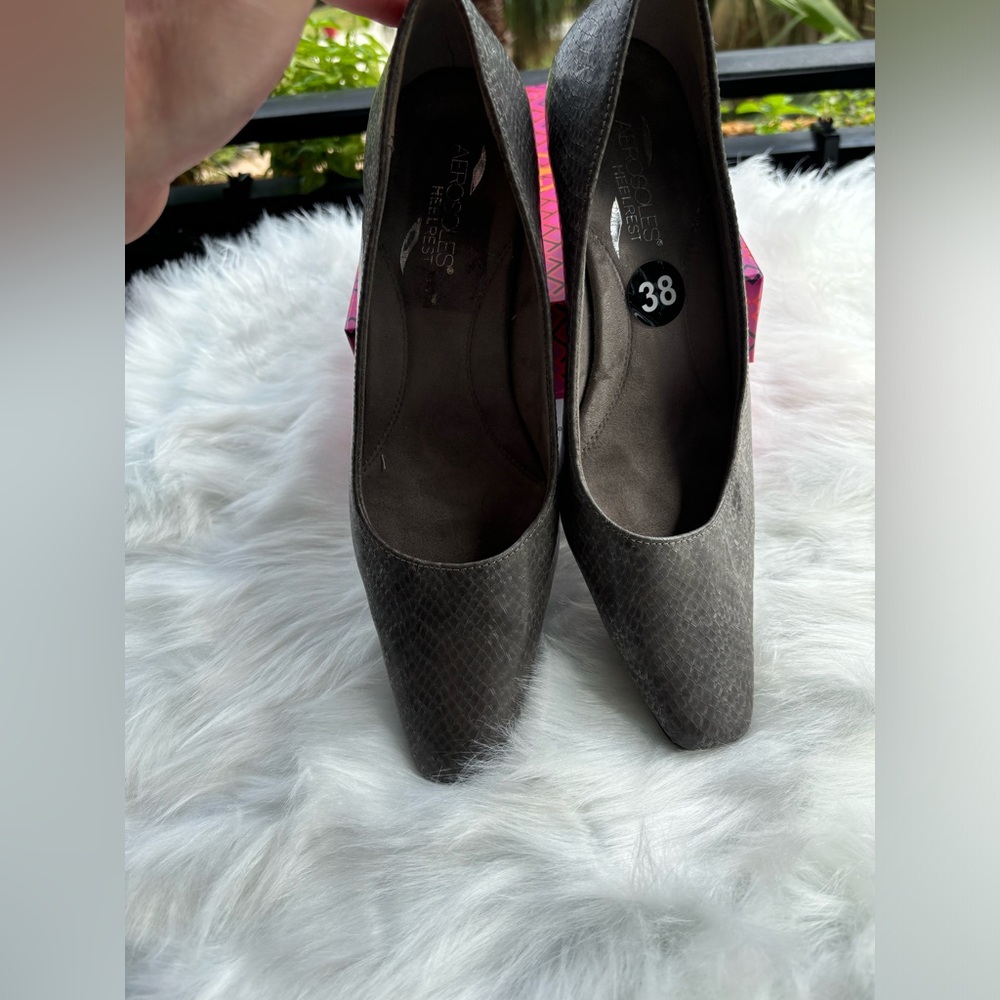 Aerosole heel rest high heels 8.5. Gray